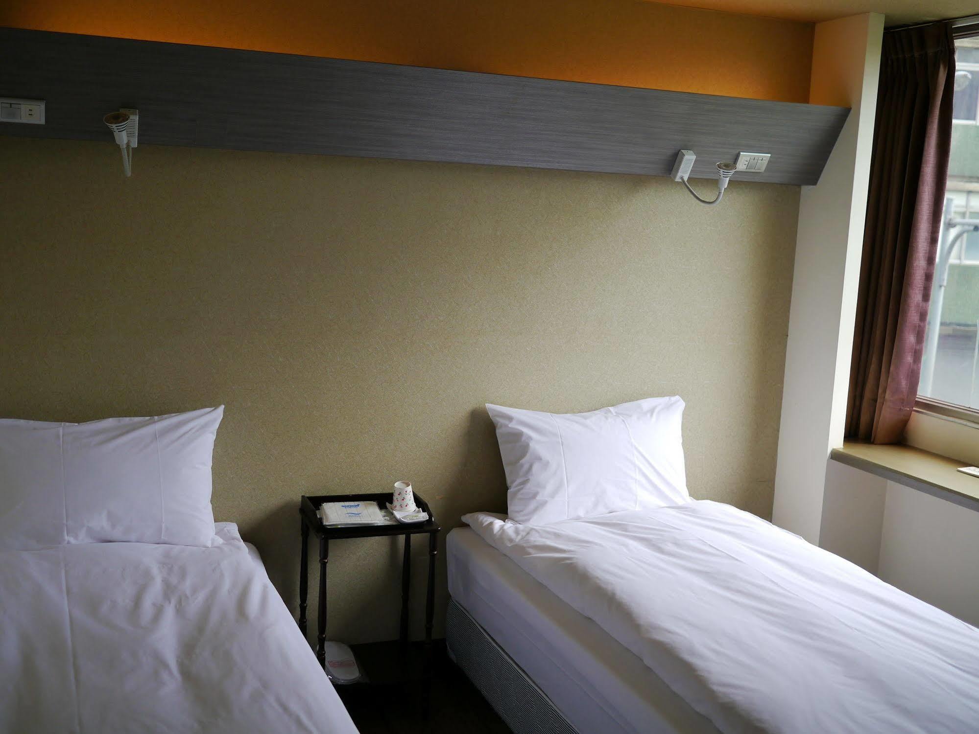 Galaxy Mini Inn Taipei Exterior foto